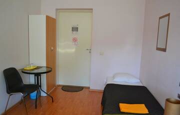 Фото номера Бюджетный трехместный номер Гостевой дом Fortuna Hostel г. Маарду 7
